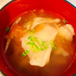 舞茸とトマトの水餃子スープ